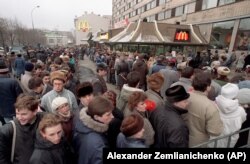 31 ianuarie 1990. Sute de oameni stau la coadă să intre în primul restaurant american McDonald's deschis în Uniunea Sovietică, în Piața Pușkin de la Moscova, în ziua inaugurării sale.