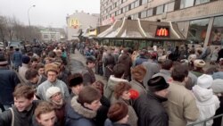 Red pred prvim Mekdonalds restoranom u Sovjetskom Savezu na moskvoskom Puškinovom trgu, 31. januar 1990.