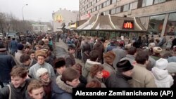 Հազարավոր մարդիկ հերթ են կանգնել Պուշկինի հրապարակում առաջին McDonald's-ի խորտկարան մտնելու համար, արխիվ, Մոսկվա, 31 հունվարի, 1990թ.