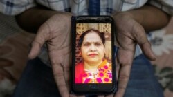 Fardeen Khan (19) pokazuje sliku majke koja ja umrla od posljedica zaraze korona virusom, New Delhi, Indija