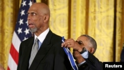 NBA zvijezda Kareem Abdul-Jabbar i Barack Obama sa dodjele Predsjedničke medalje slobode, Bijela kuća