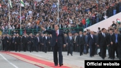 Президент Таджикистана Эмомали Рахмон идет по красной дорожке. 29 октября 2013 года.