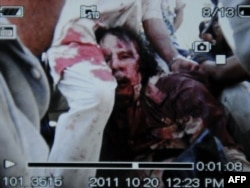 Кадр видео, показывающего моменты ареста и гибели диктатора Ливии от рук повстанцев. Сирт, 20 октября 2011 года.