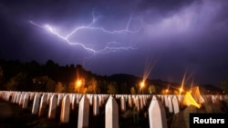 Munje tokom oluje izbad Memorijalnog centra u Potočarima, Srebrenica, juli, 2012. 