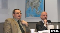 Andrei Sitov (left) and Daniel Kimmage at RFE/RL's Washington, DC office. (4.30.2009)