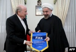 Иран президенті Хассан Роухани (оң жақта) мен ФИФА президенті Йозеф Блаттер. Тегеран, 6 қараша 2013 жыл.