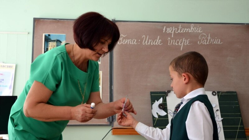 Guvernarea de la Chișinău vrea să mărească alocațiile profesorilor tineri 