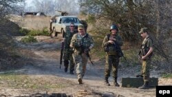 Луганск облысының Счастье елді мекенінде жүрген украин әскерилері. Украина, 12 сәуір 2015 жыл.