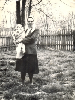 Агафія (Гапка) Юзік-Сивобородькj з онучкою Танею. Будичани, Чуднівський район, Житомирська область. 1969 рік