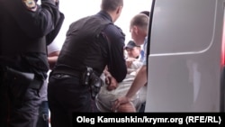 Задержание мужчины в Симферополе. 17 мая 2014 года