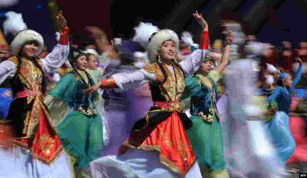 Кіргіскія танцоры ў традыцыйных уборах выступаюць падчас сьвяткаваньня 24-й гадавіны незалежнасьці Кіргізстану на пляцы Ала-Тоо ў Бішкеку, 31 жніўня. (AFP/Vyacheslav Oseledko)