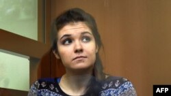 Бывшая студентка МГУ Александра Иванова (Варвара Караулова) в зале суда. 