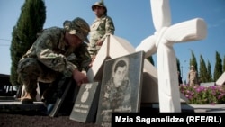 Грузинские солдаты у могилы своего товарища, убитого на войне в августе 2008 года (архивный снимок 2014 года) 