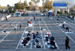 Бездомные на территории парковки, которую используют как временный приют. Лас-Вегас, штат Невада, США.