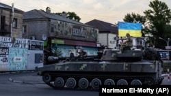 Українські військові на вулицях Покровська, Донецька область, 8 липня 2022 року