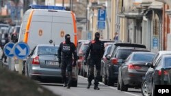 Belgiýanyň polisiýasy terrorçy bolmakda güman edilýänlere garşy çärede, Brussel, 25-nji mart, 2016. 