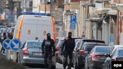 Вооруженные полицейские патрулируют улицы в Брюсселе. 25 марта 2016 года. 
