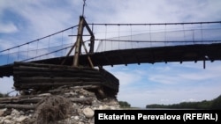 Мост через реку Новоснежную вот-вот рухнет