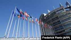 Государственные флаги стран ЕС у здания Европейского парламента, Страсбург 