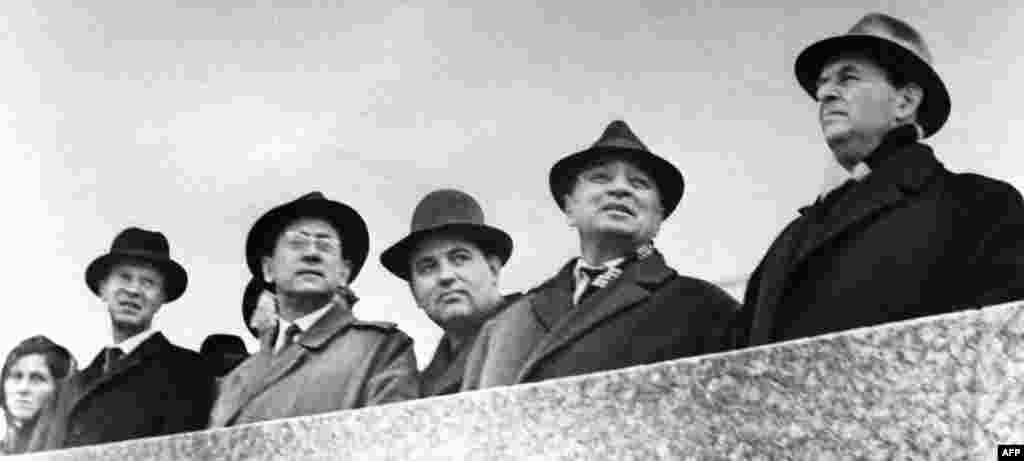 Горбачев (уңнан өченче) 1960нчы елларда Ставропольдә Октябрь революциясе көнендә. Яшь коммунист партиянең хезмәт баскычыннан бик тиз күтәрелә.