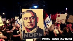 Плакат із зображенням прем'єр-міністра Ізраїлю Беньяміна Нетаньягу під час демонстрації проти корупції та дій уряду щодо пандемії коронавірусу (COVID-19) в Єрусалимі 5 вересня 2020 року