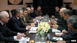 Miniștrii apărării Sergei Șoigu și Hossein Dehghan (Iran) la o întîlnire în marginea celei de-a 5-a Conferințe pe teme de securitate internațională de la Moscova 