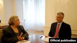 Shefja e Misionit të EULEX-it Alexandra Papadopoulou dhe presidenti i Kosovës Hashim Thaçi 
