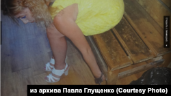 Марина Рузаева пристегнута наручниками к скамейке во время следственного эксперимента