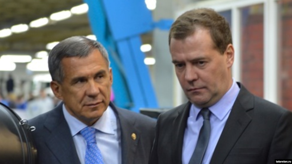 Russian Prime Minister Dmitry Medvedev (right) and Tatar President Rustam Minnikhanov have engaged in a war of words over the order to extract more revenue from Russia's regions.