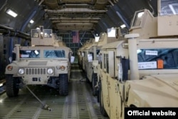 Военные автомобили Humvee по прибытии из США в Украину. Киев, март 2015