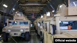 В Украину прибыла первая партия американских бронеавтомобилей Humvee (HMMWV), 25 марта 2015 года