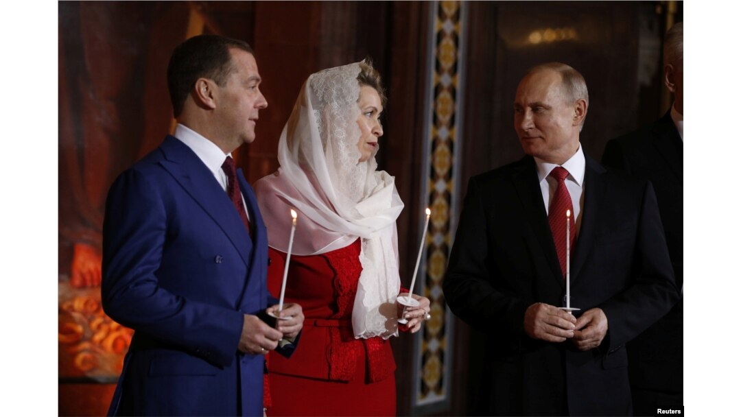 Владимир Путин, Светлана и Дмитрий Медведевы на пасхальном богослужении в Храме Христа Спасителя в Москве, 7 апреля 2018 года