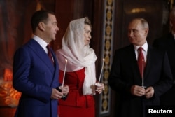 Владимир Путин, Светлана и Дмитрий Медведевы на пасхальном богослужении в Храме Христа Спасителя в Москве, 7 апреля 2018 года
