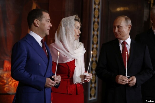 Владимир Путин, Светлана и Дмитрий Медведевы на пасхальном богослужении в Храме Христа Спасителя в Москве, 7 апреля 2018 года