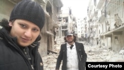 Абдулкафы Альхамдо со своим приятелем на одной из улиц восточного Алеппо, разрушенных бомбежками