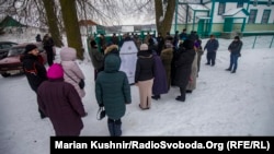 Прихильники і супротивники ПЦУ під церквою у селі Ворсівка, що на Житомирщині