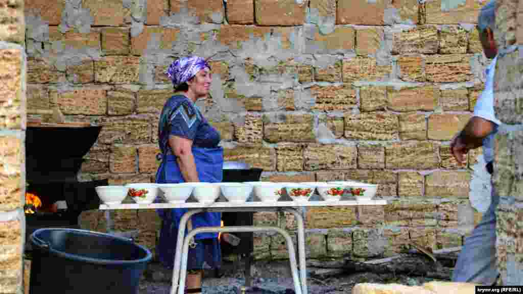 На імпровізованій кухні жінка-кухар готує їжу на іфтар