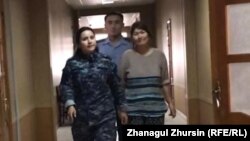 Акмарал Алмагамбетова (справа) в здании суда, Актобе, 22 июля 2019 года.
