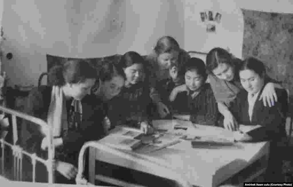 Гидромелиоративдик техникумдун студенттери жатаканада. Бишкек (ал кезде Фрунзе), 1957-ж.