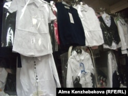 Школьная форма в одном из алматинских магазинов. 13 июня 2014 года.