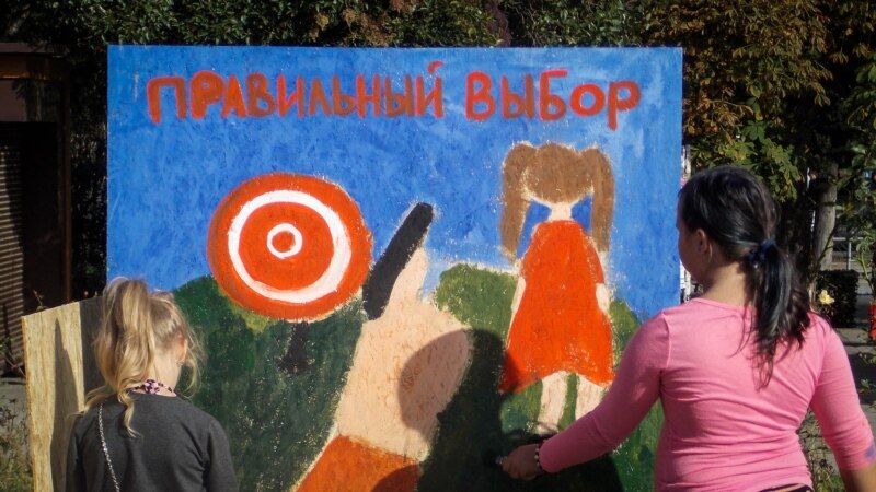 На главной площади Ялты дети рисовали картины против насилия и террора (+фото)