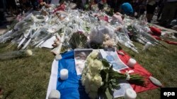 Fotografitë e viktimave të sulmit në Nicë të stolisura me lule në vendin ku ishte kryer sulmi me kamion