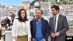 "Satıcı" filminin aktyorları Taraneh Alidoosti, Shahab Hosseini və filmin rejissoru Asghar Farhadi.