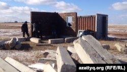 Мужчины строят дом в селе Коянды близ Астаны. Иллюстративное фото. 