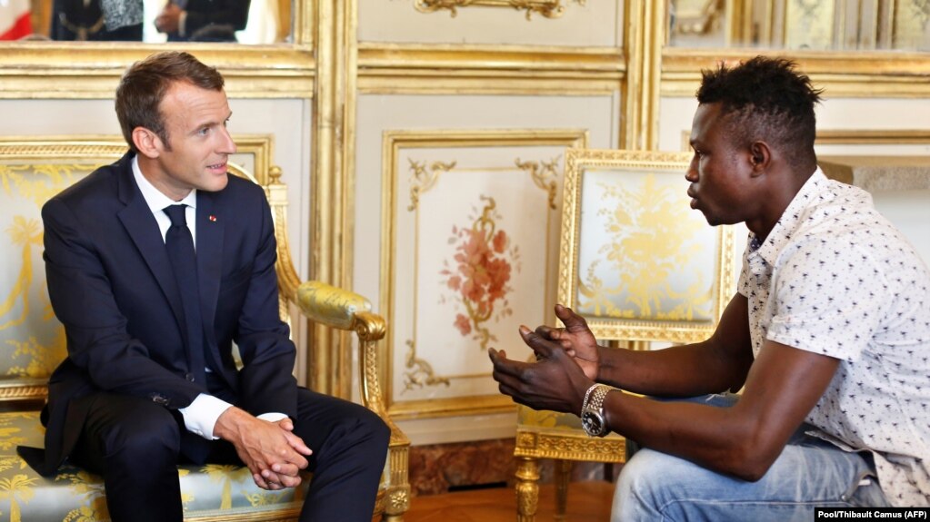 Presidenti i Francës, Emmanuel Macron, priti Mamoudou Gassaman.