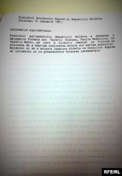 Document din arhivele legate de Moldova în 1991 de la Hoover Institution (Foto: Sergiu Musteață).