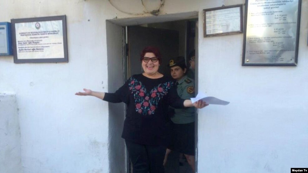 Khadija Ismayilova duke dalë nga burgu, 25 maj 2016.