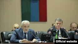 Министр внутренних дел Дагестана Абдурашид Магомедов (слева)