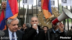 Armenia - Opposition MPs Vartan Oskanian (L) and Levon Zurabian address a demonstration outside the parliament building in Yerevan, 21Nov2012.