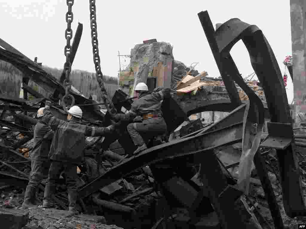 Спасатели разыскивают оставшихся в живых в развалинах шахты "Распадская". 